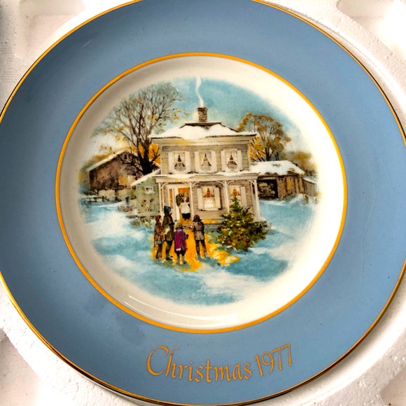 Avon Other - Vintage Avon, 1977 “Carollers in the‎ Snow” Christmas plate